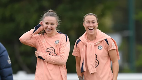 “笼中老虎”露西·布隆兹和尼亚姆·查尔斯准备让切尔西回归